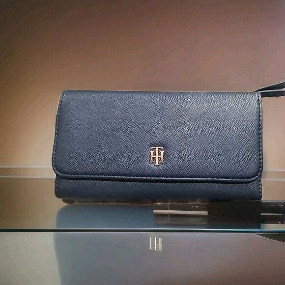 Tommy Hilfiger Trifold Checkbook Wallet Credit Cards Lots of Storage - Picture 1 of 9